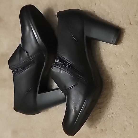 Clarks Black Heel Booties Size 8M - Picture 8 of 8